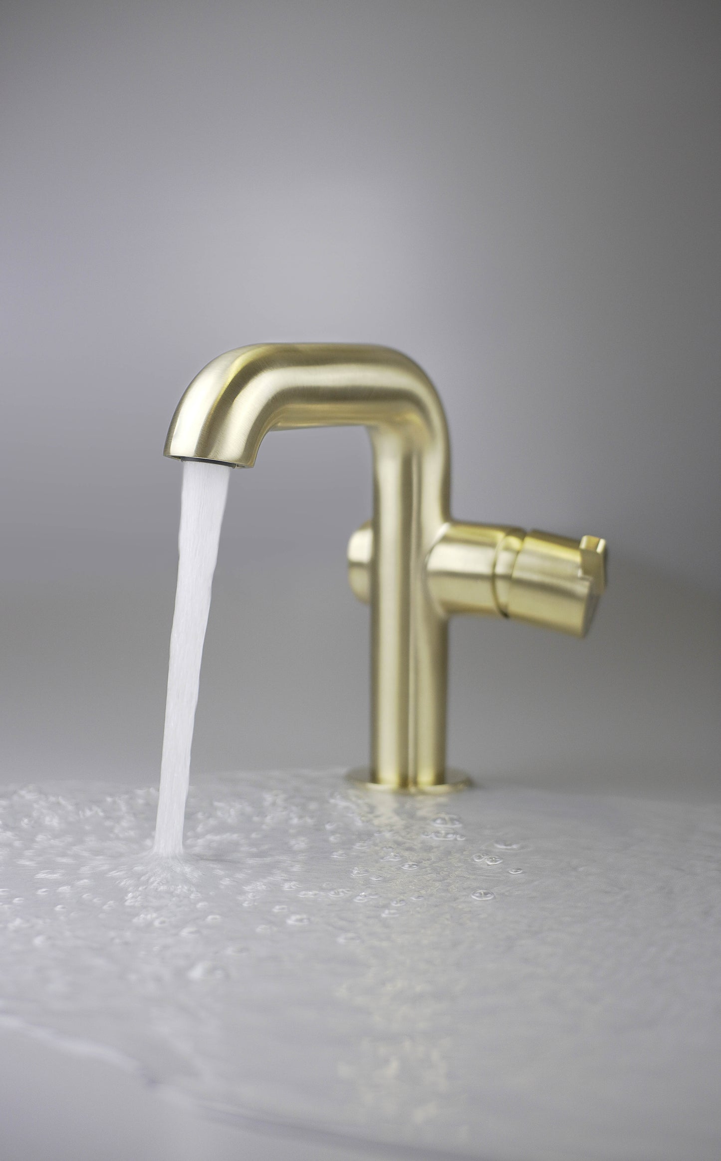 Washbasin tap, with rectangular spout