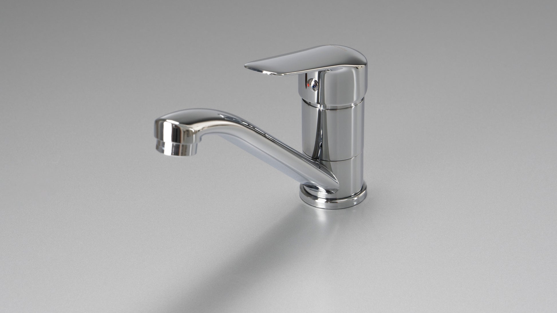 Washbasin tap, with swivel spout