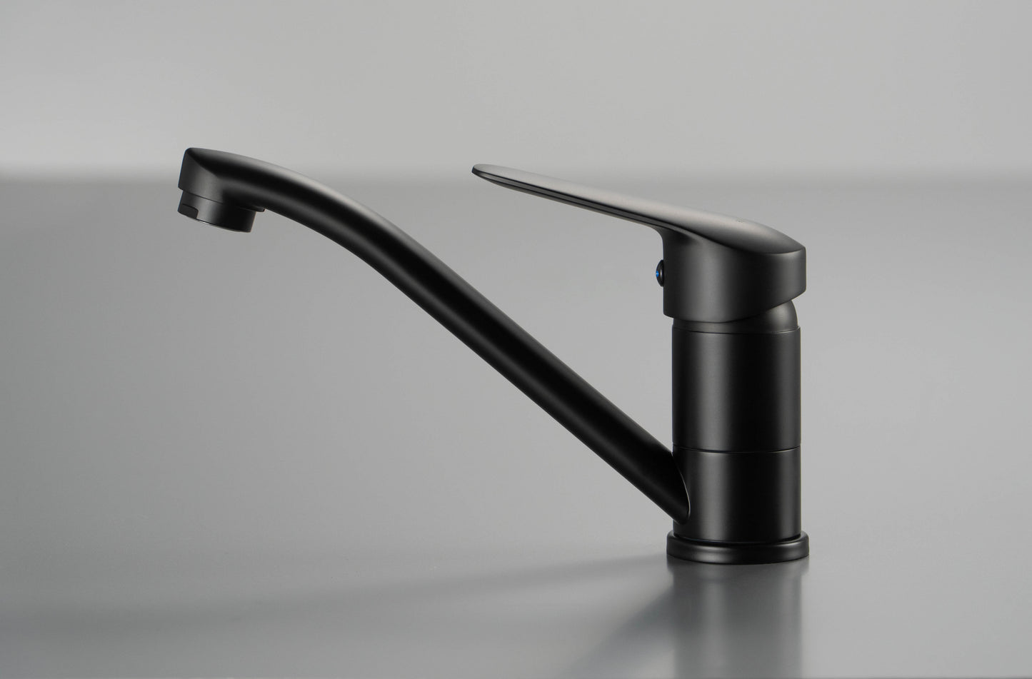 Washbasin tap, with swivel spout