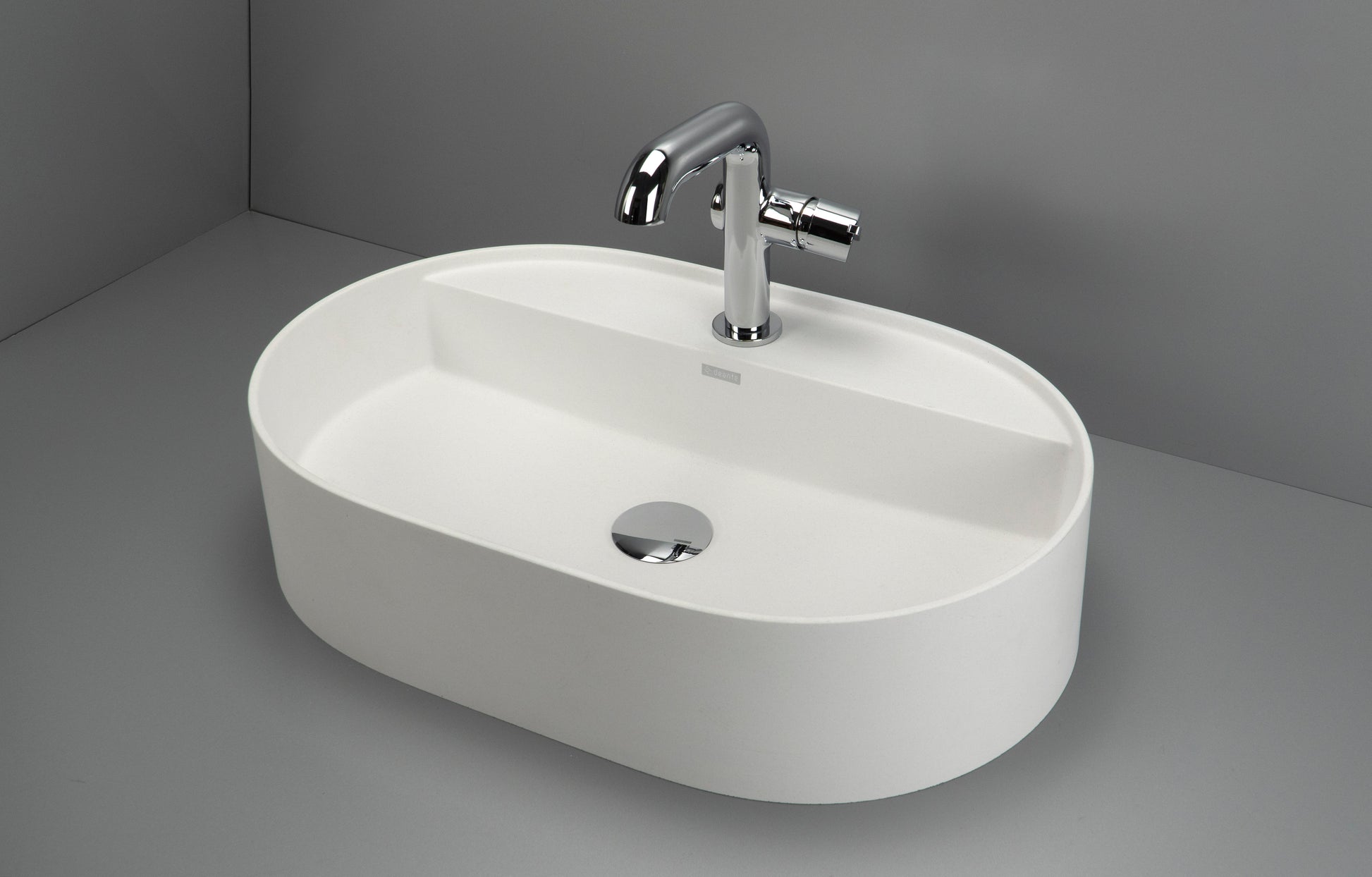 Washbasin tap, with rectangular spout