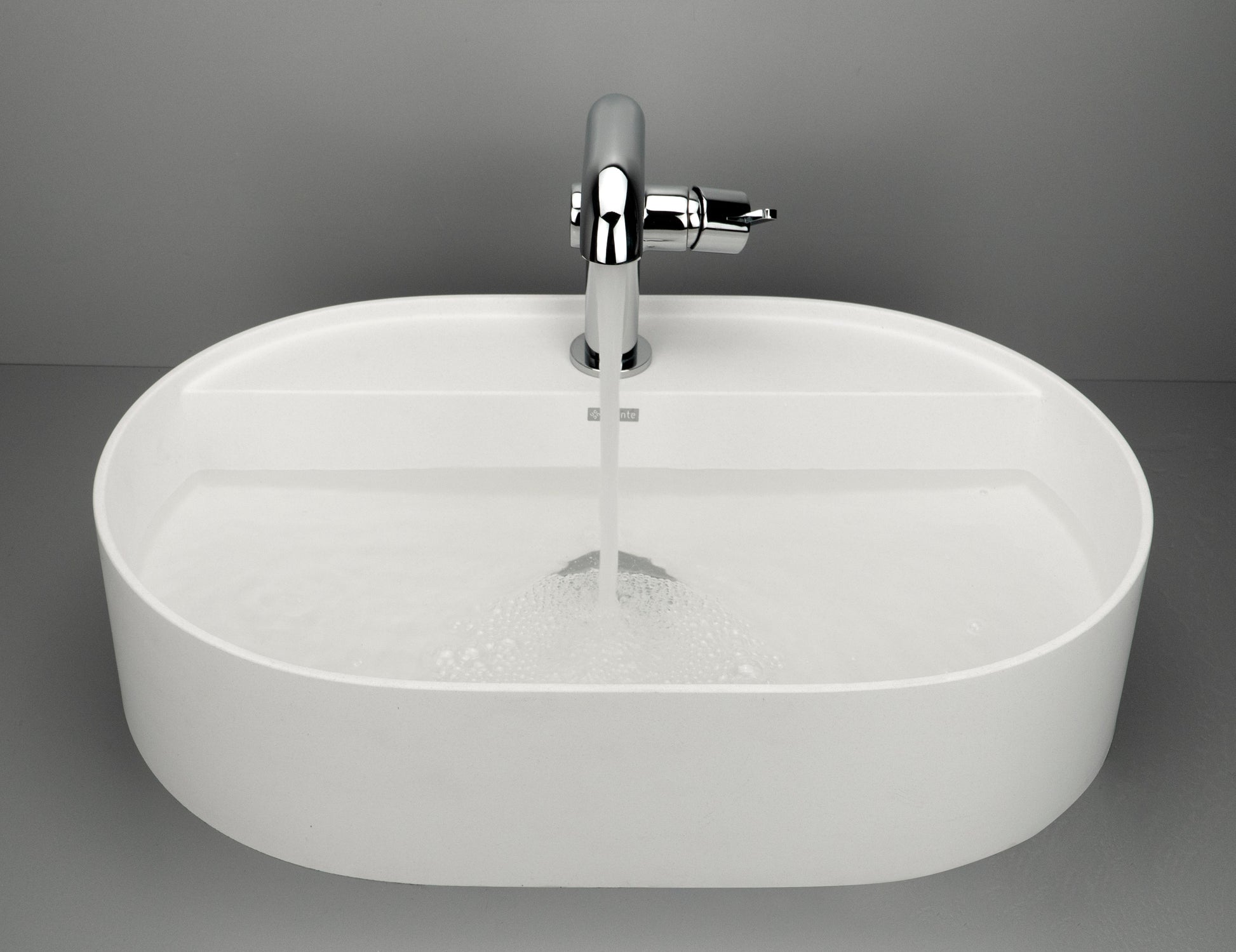 Washbasin tap, with rectangular spout