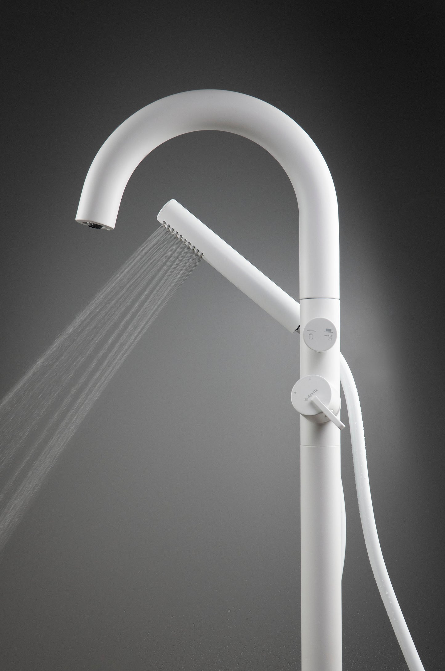 Bath mixer, freestanding, with shower set