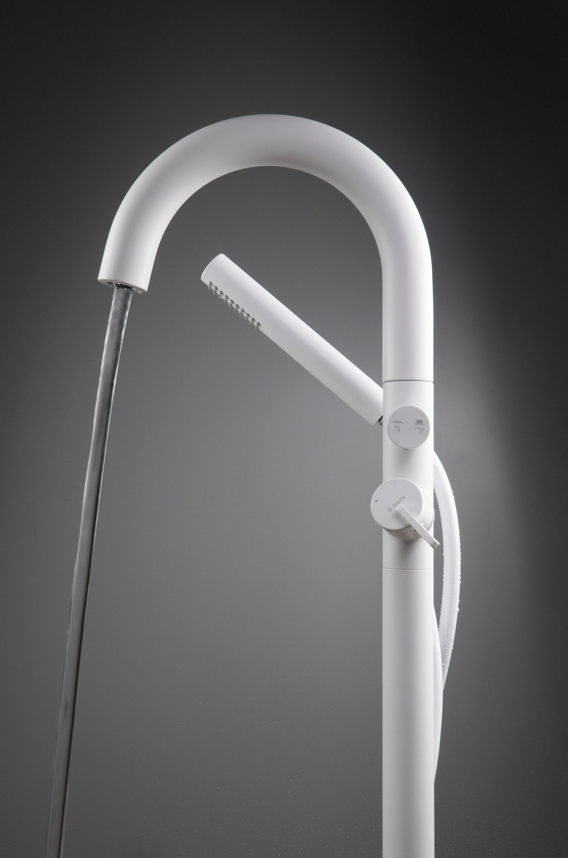 Bath mixer, freestanding, with shower set