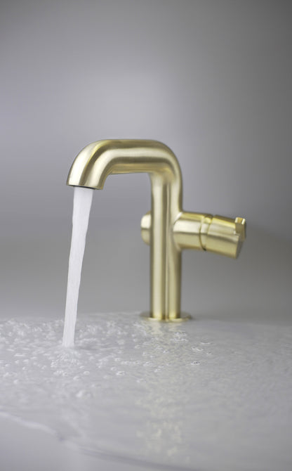 Washbasin tap, with rectangular spout