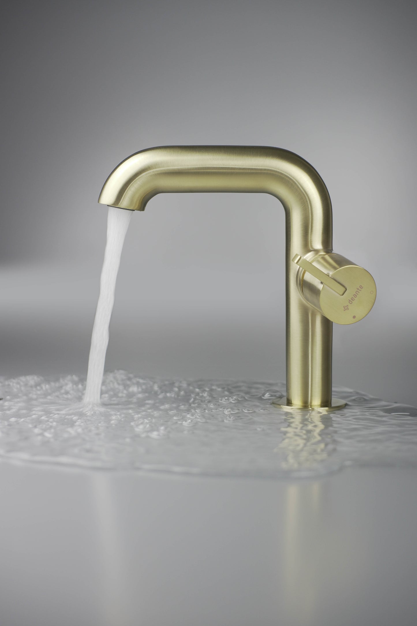 Washbasin tap, with rectangular spout