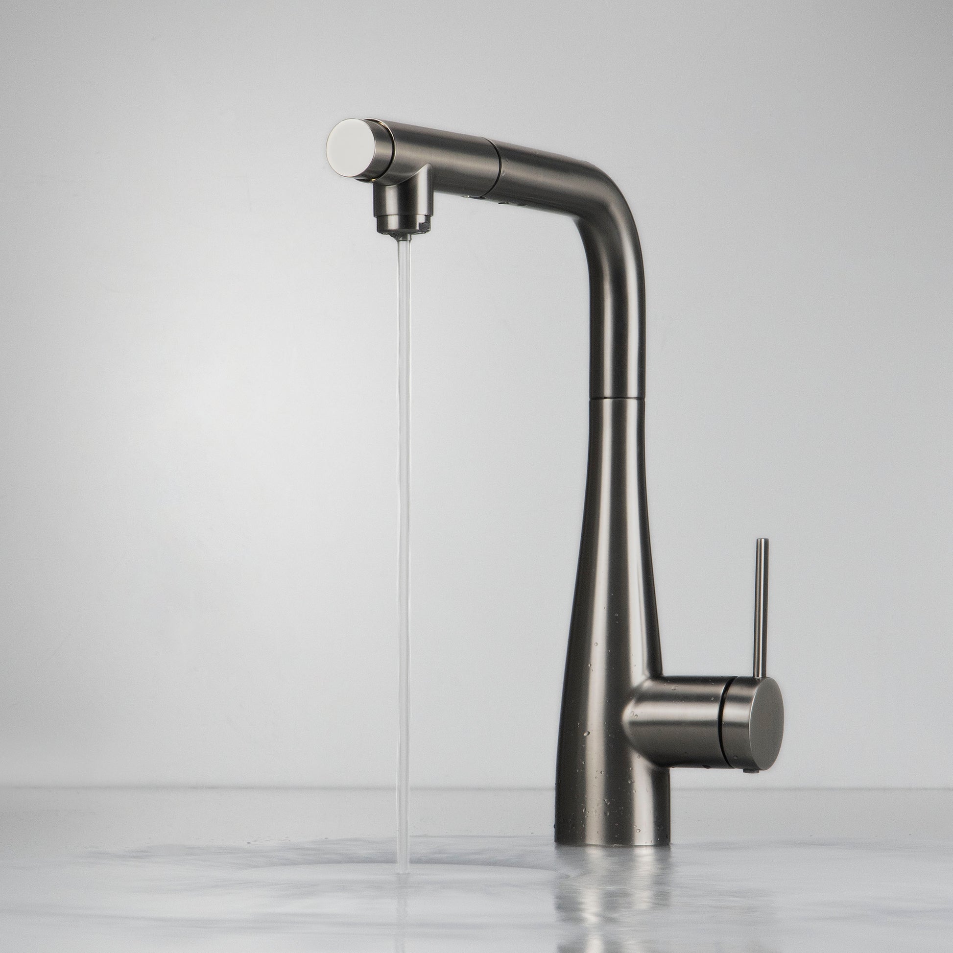 Kitchen tap, with water filter connection, with pull-out spout