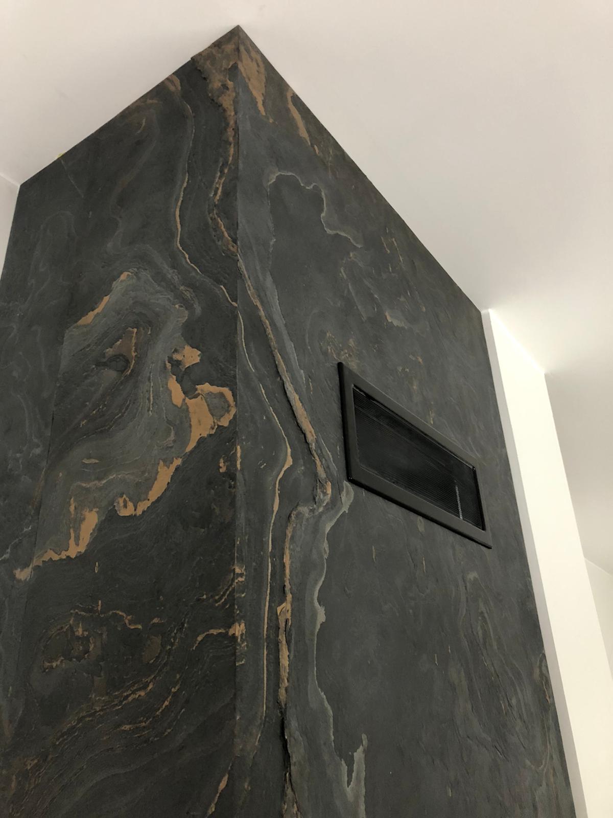 Kund Gold Black Stone Veneer