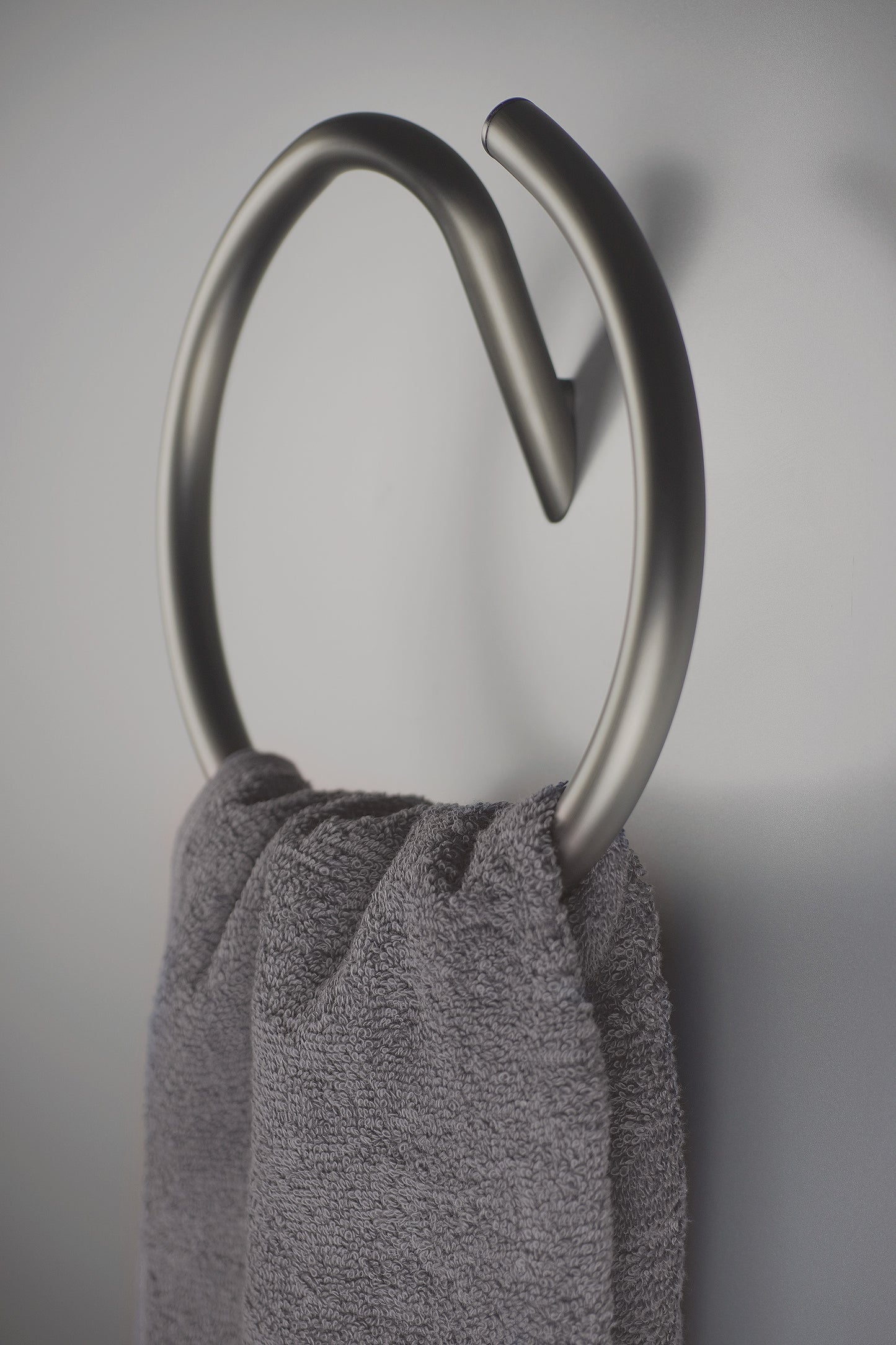 Towel hanger, wall-mounted - round