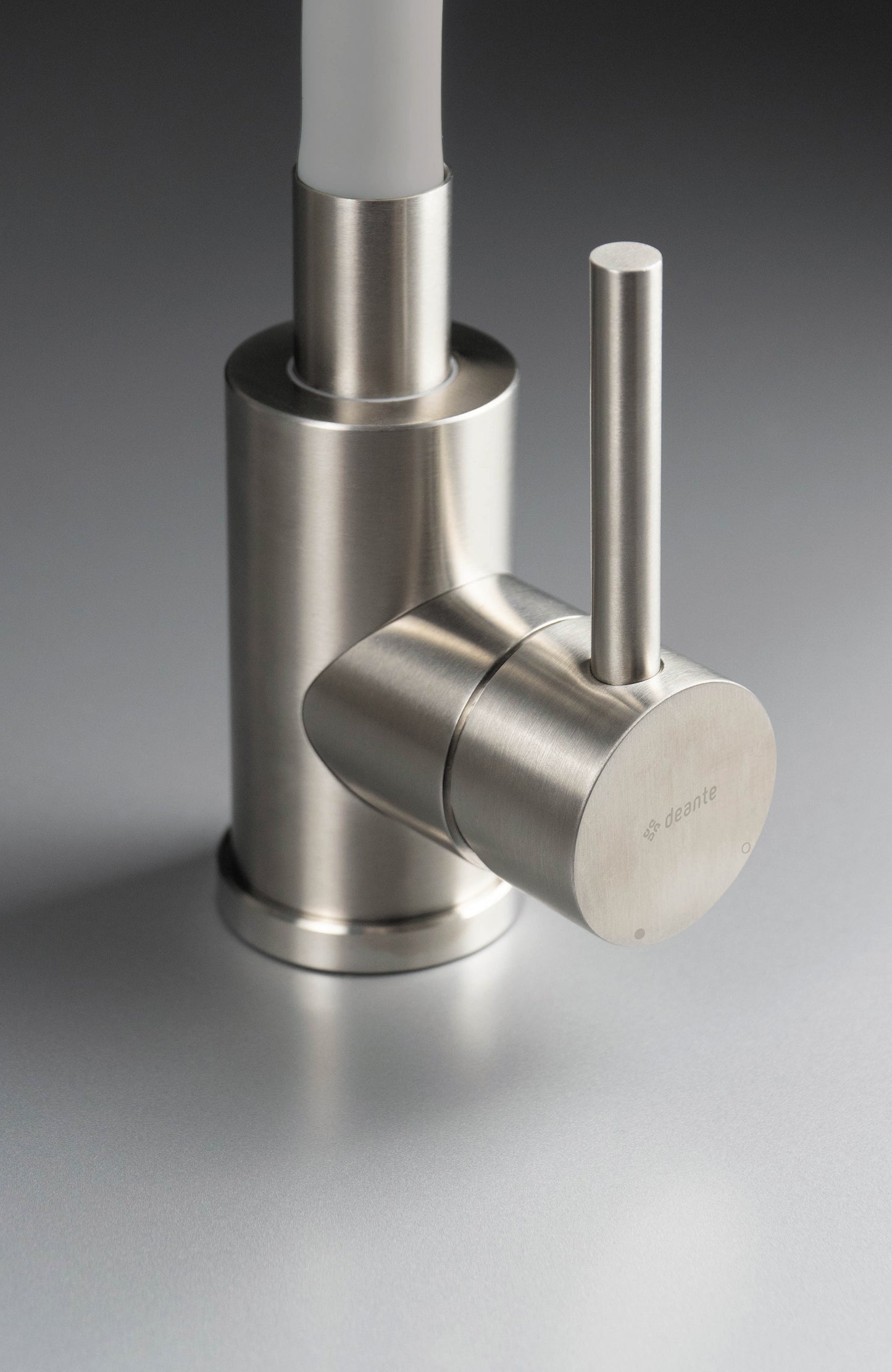 Kitchen tap, with bendable spout