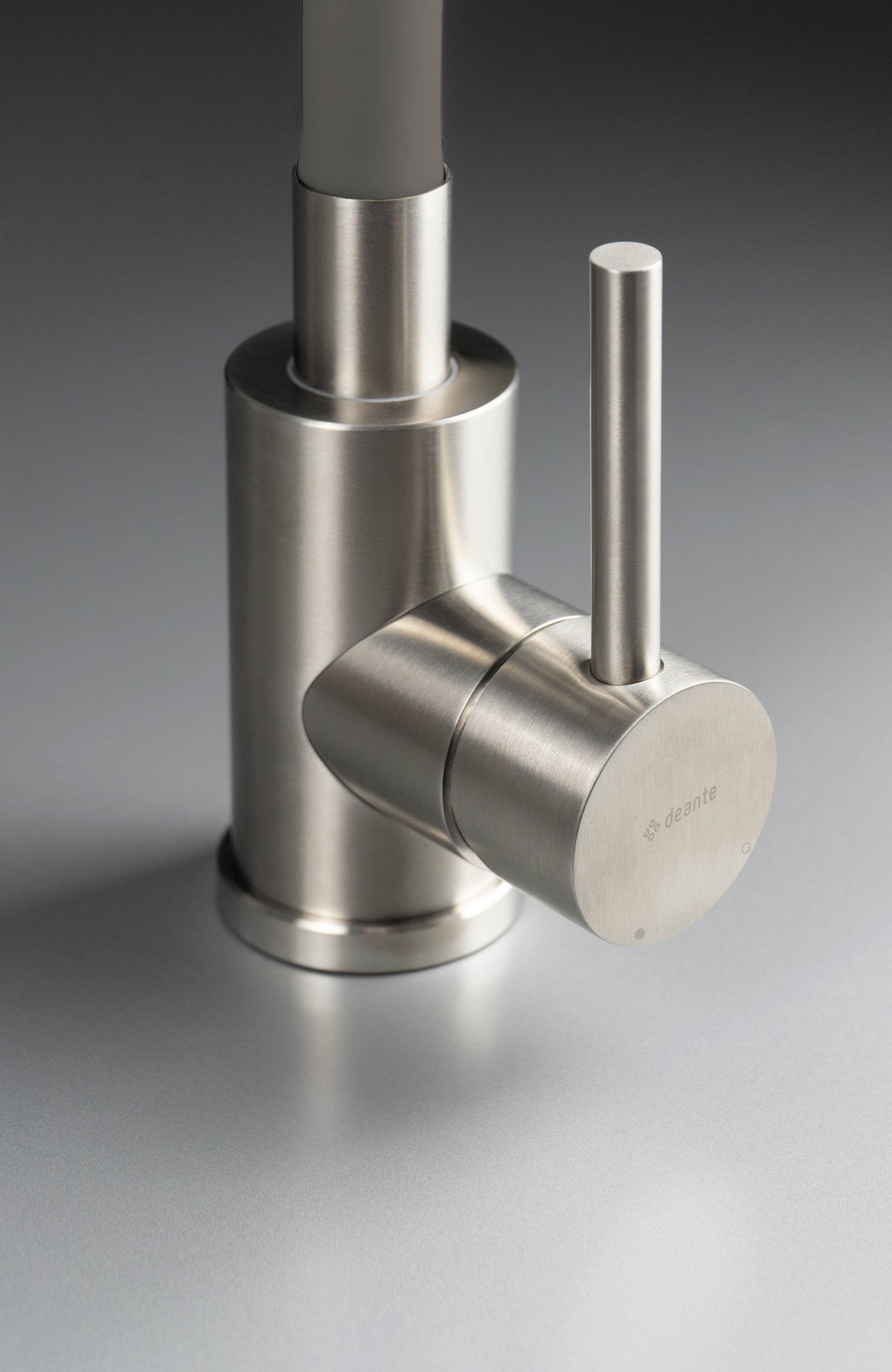 Kitchen tap, with bendable spout