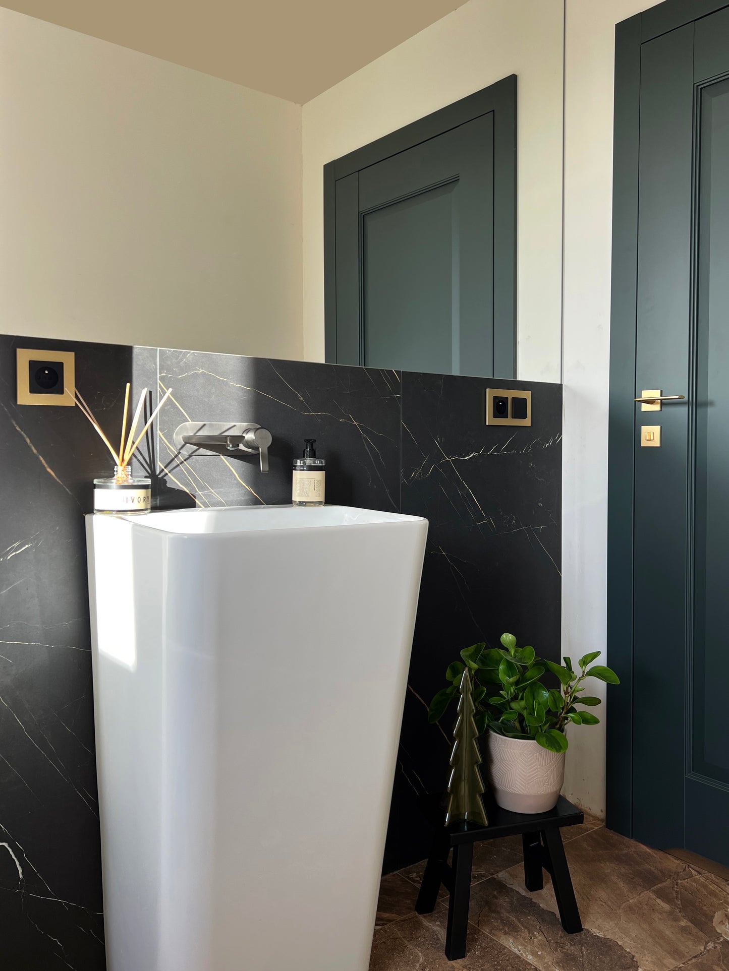 Washbasin tap, concealed