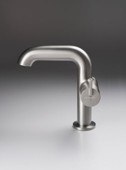Washbasin tap, with rectangular spout