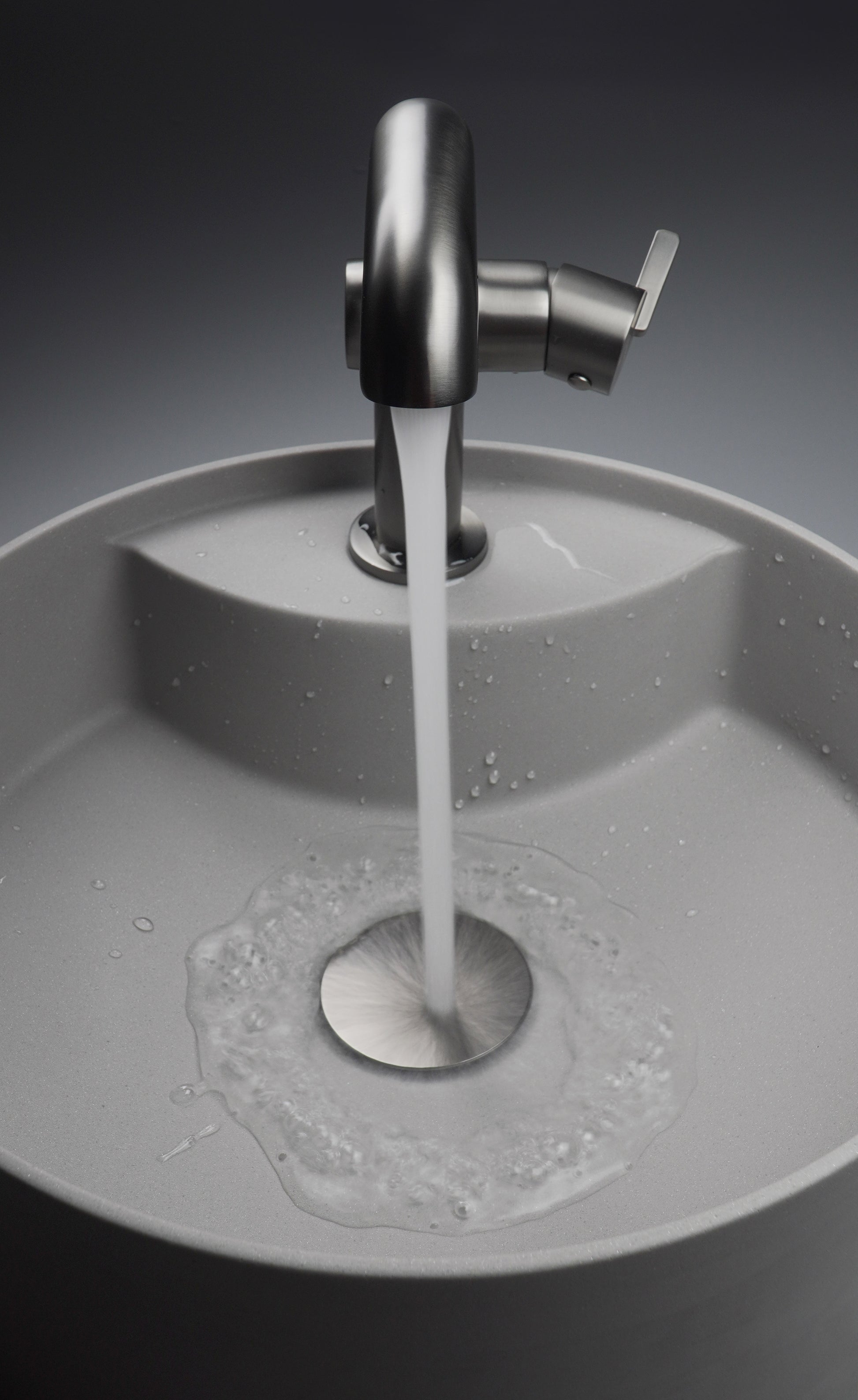 Plug for sink, or bidet, with metal sleeve - universal