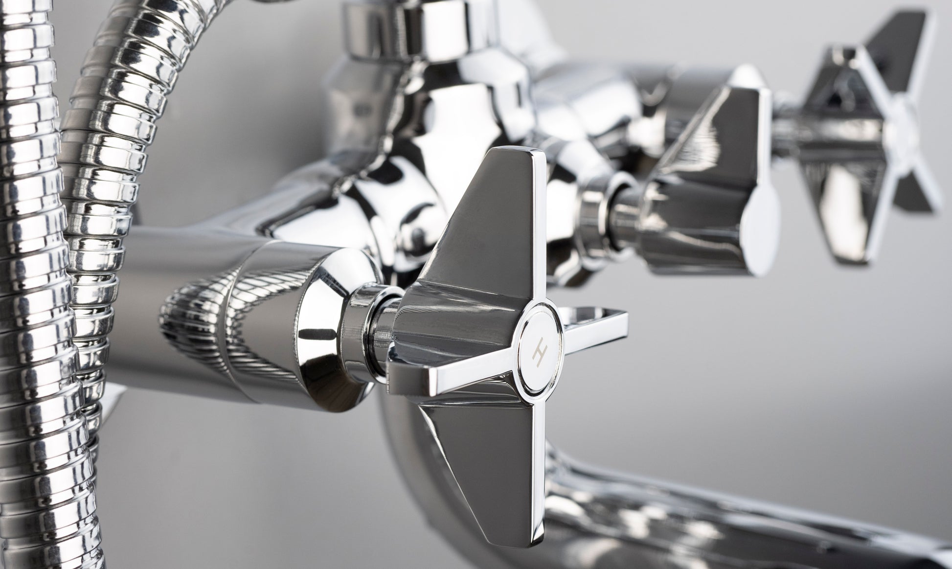 Bath mixer, with shower set