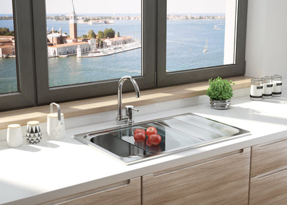 Kitchen tap, with foldable spout