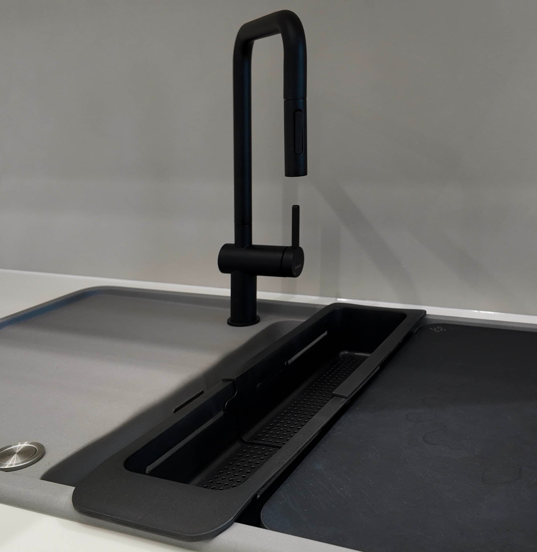 Extendable basket, for sink